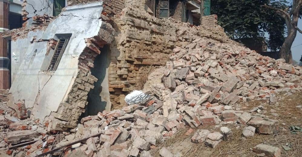 Two laborers died due to the collapse of a dilapidated house, creating chaos