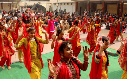 Lohri 2020 celebration panjabi song in varanasi