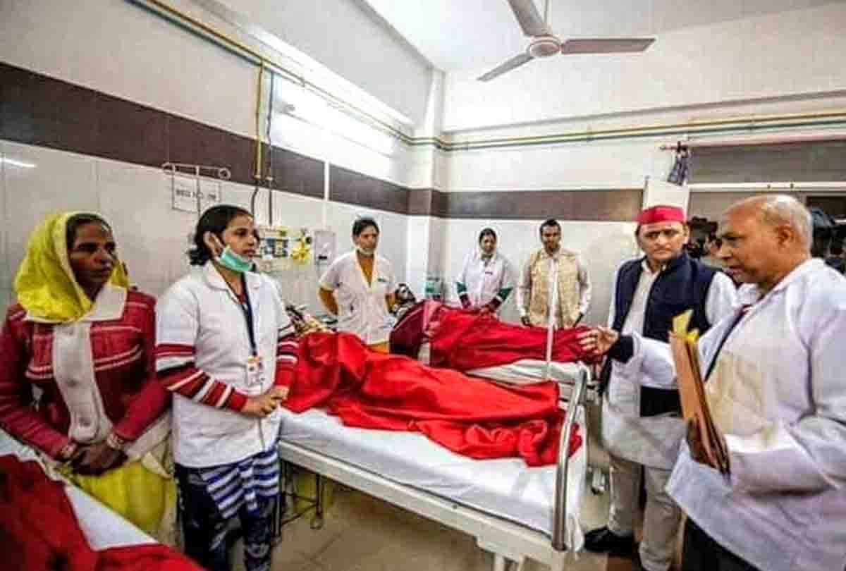war of words between Akhilesh and Subrat Pathak for dimple yadav
