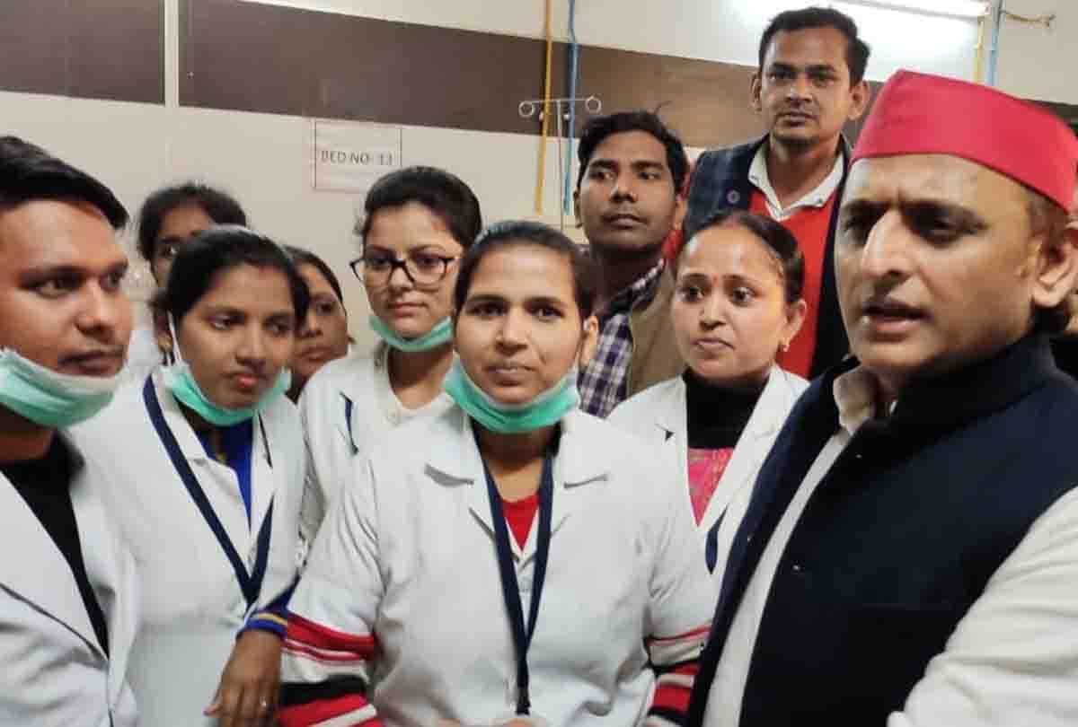 war of words between Akhilesh and Subrat Pathak for dimple yadav