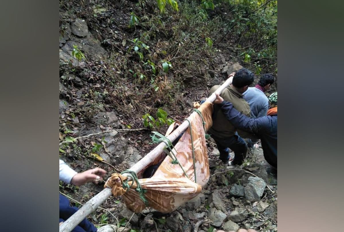 panchayat up pradhan and one other died in aacident as car fall into gorge in mandi in himachal