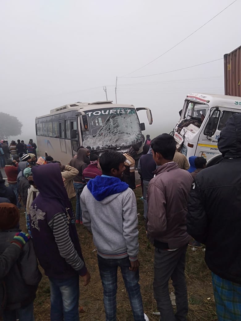 19 injured in collision between tourist bus and container at maharajganj district