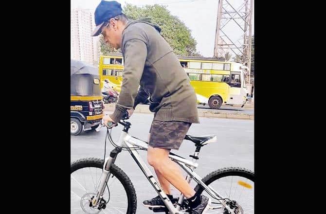 Salman Khan use cycles to the sets of Radhe Your Most Wanted Bhai