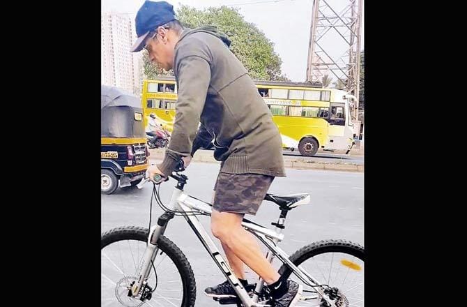 Salman Khan use cycles to the sets of Radhe Your Most Wanted Bhai