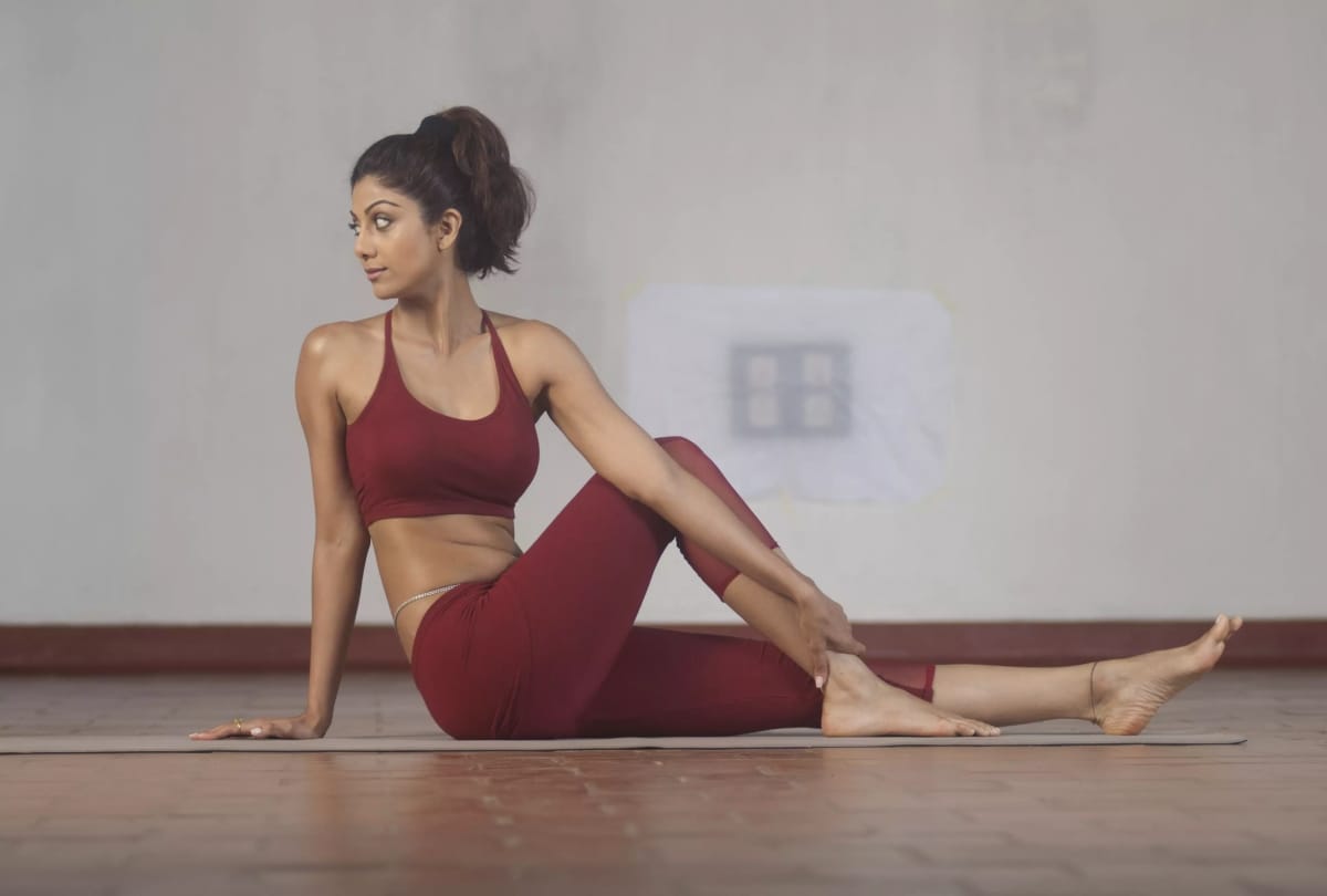 Yogasan to help in back pain shilpa shetty video