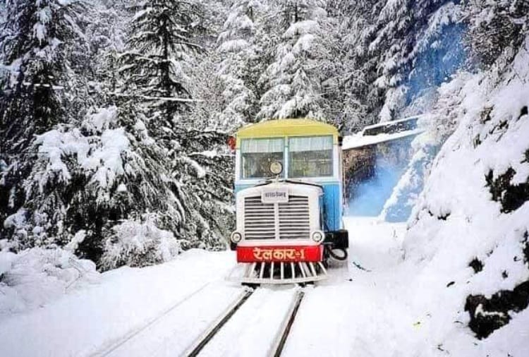 indian railways, toy train and howrah express late due to snowfall