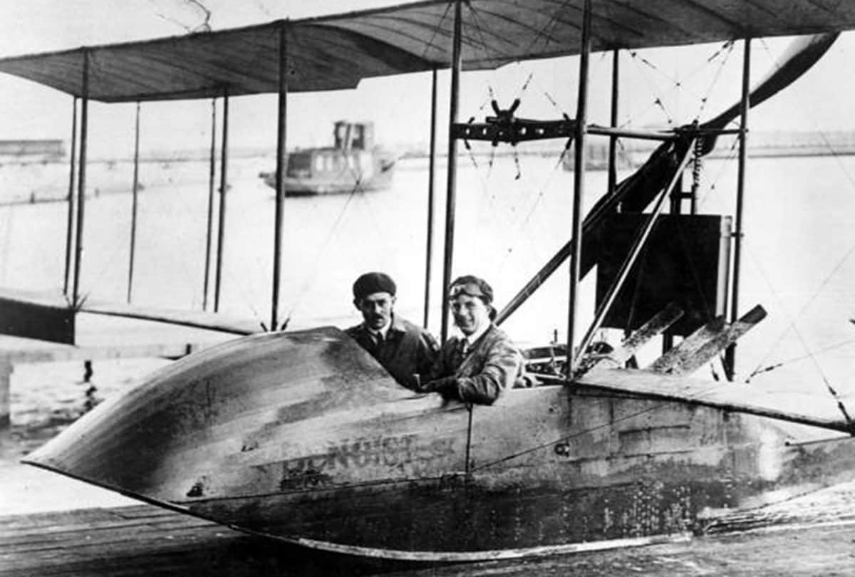 Airplane History World first commercial passenger flight journey year, first flight pilot fare