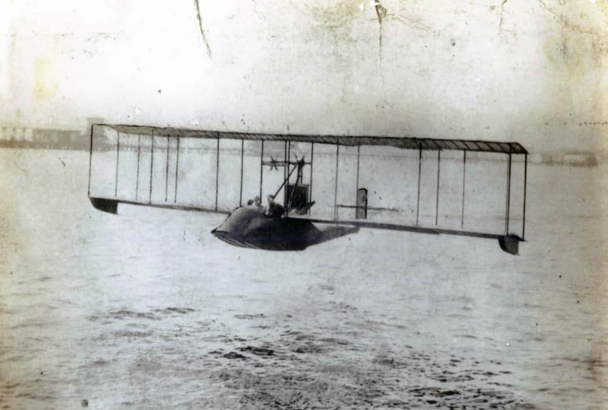 Airplane History World first commercial passenger flight journey year, first flight pilot fare