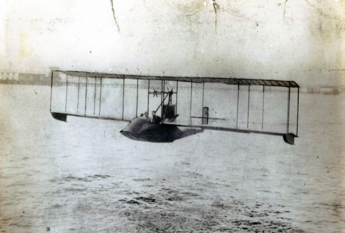 worlds first passenger plane history know all about it first journey pilot and who purchase first ticket