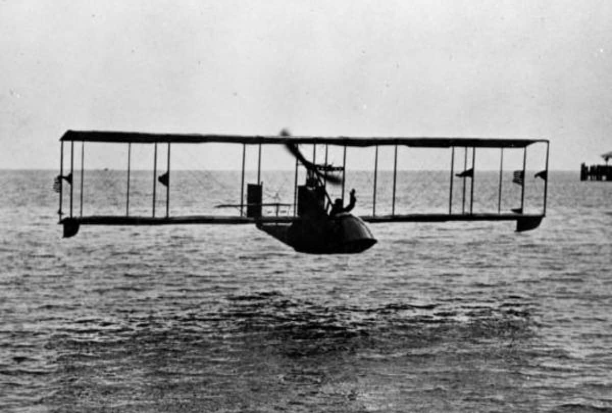 Airplane History World first commercial passenger flight journey year, first flight pilot fare