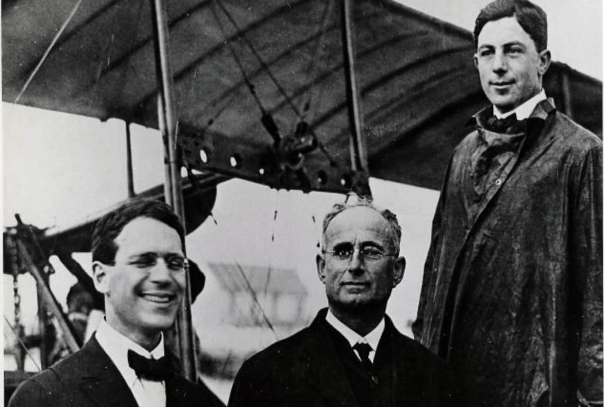 Airplane History World first commercial passenger flight journey year, first flight pilot fare