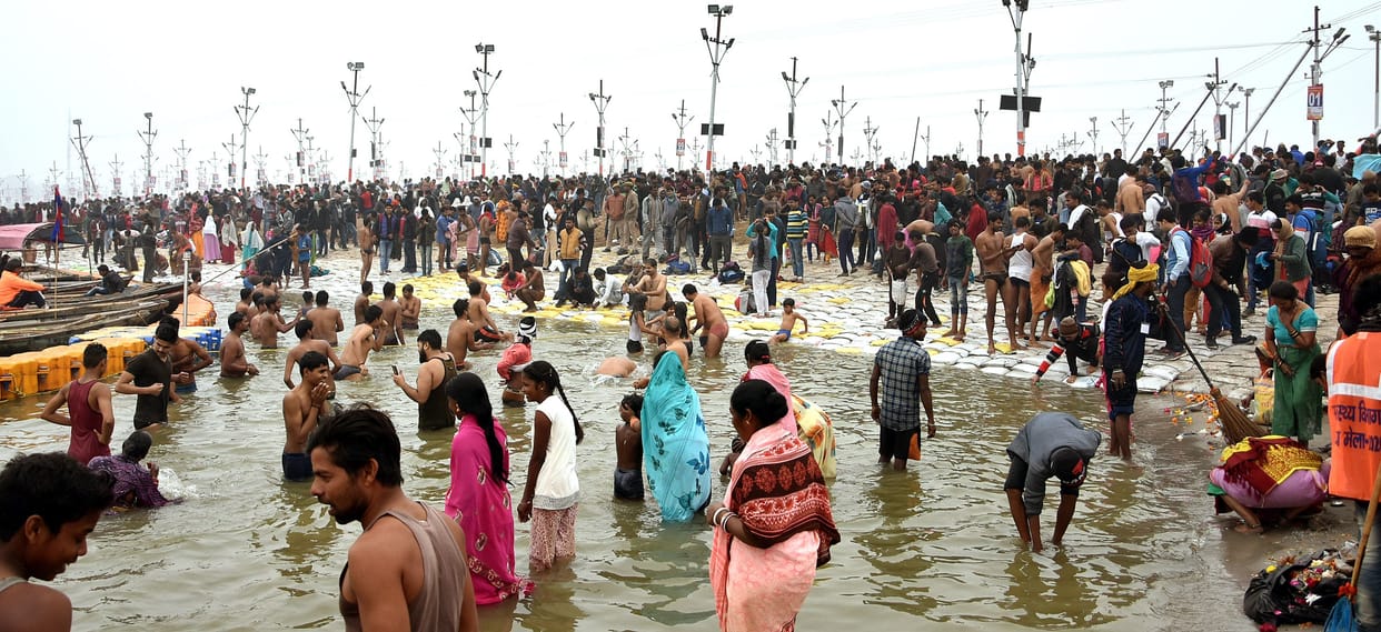 25 laks pilgrimc took a bauth in sangam on on the evening of Makar Sankranti