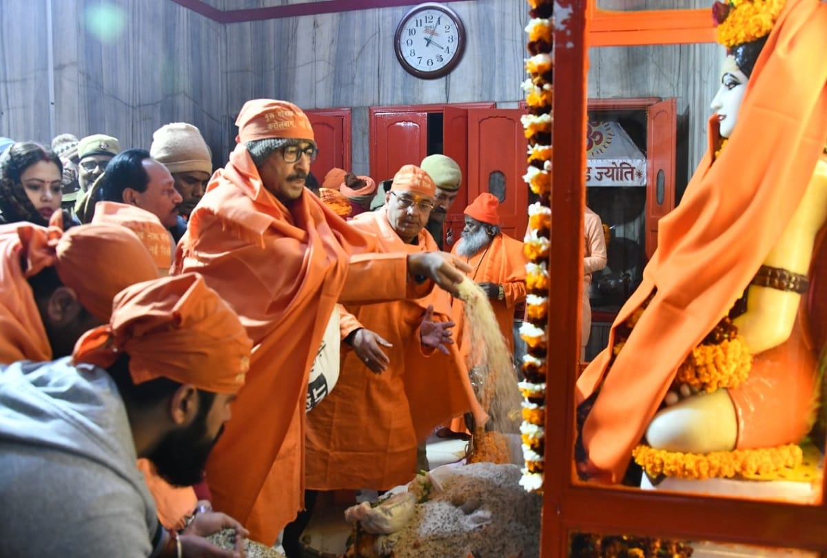 yogi adityanath starts khichdi mela, khichdi mela live at gorakhnath mandir, khichdi mela updates