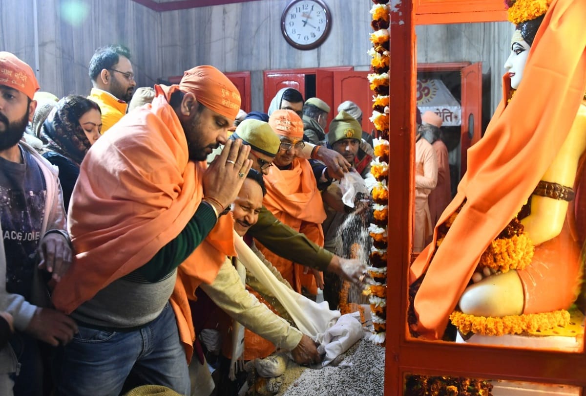 yogi adityanath starts khichdi mela, khichdi mela live at gorakhnath mandir, khichdi mela updates