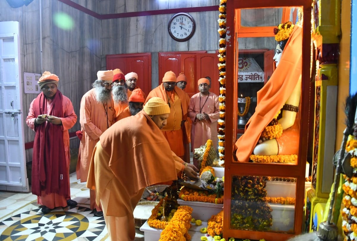 yogi adityanath starts khichdi mela, khichdi mela live at gorakhnath mandir, khichdi mela updates
