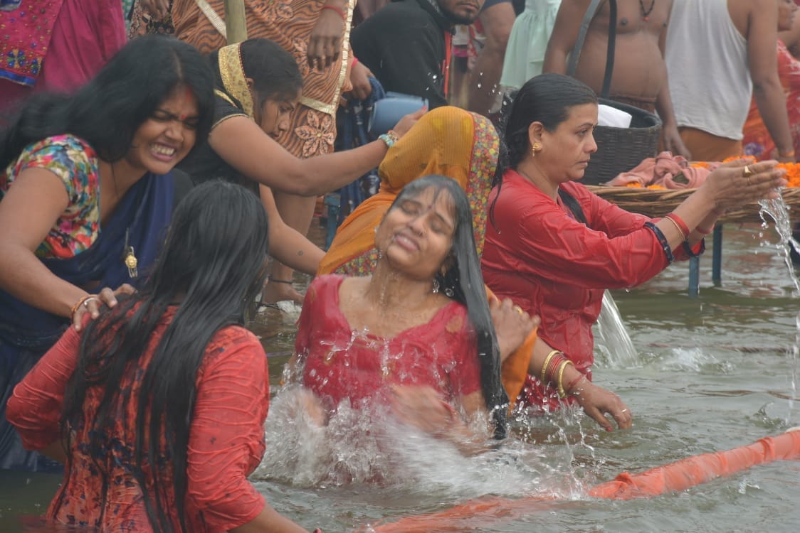 Devotees saluted Lord Bhaskar by bathing in the Ganges, a huge crowd in the temples