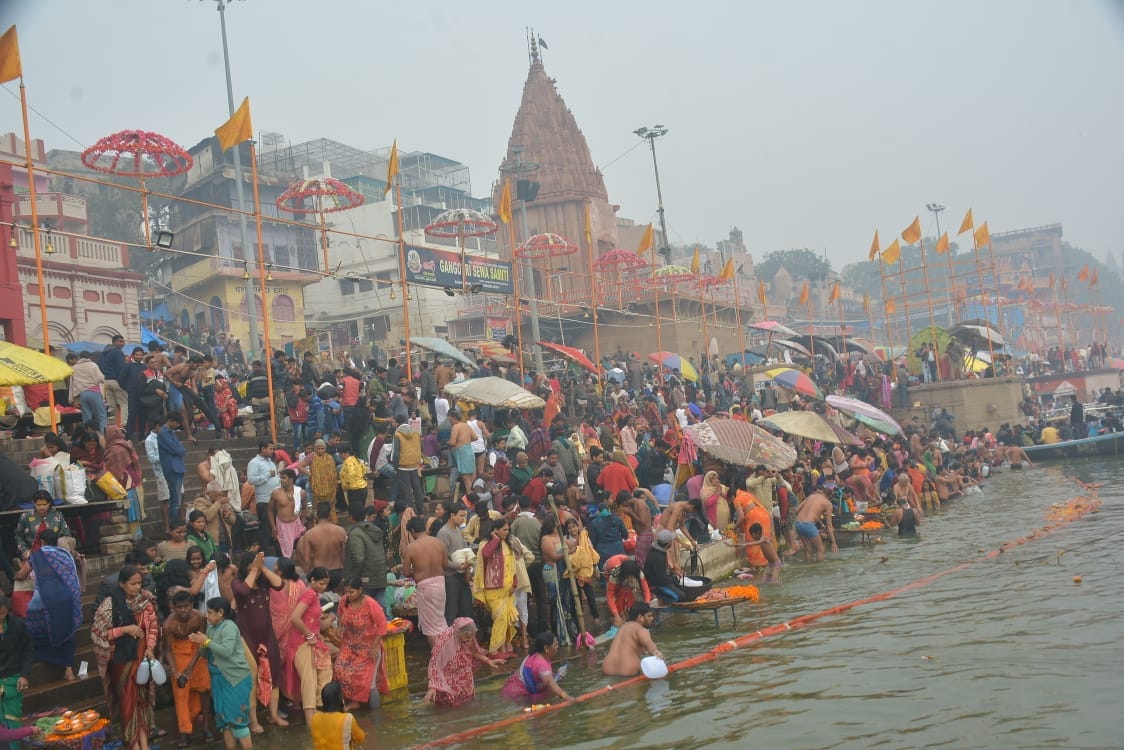 Devotees saluted Lord Bhaskar by bathing in the Ganges, a huge crowd in the temples