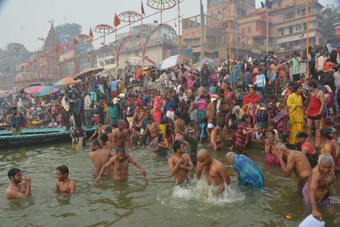 Devotees saluted Lord Bhaskar by bathing in the Ganges, a huge crowd in the temples