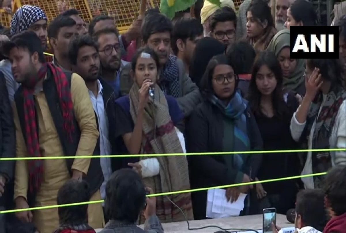 Jamia Millia Islamia student protest againt Police action in UNiversity Campus