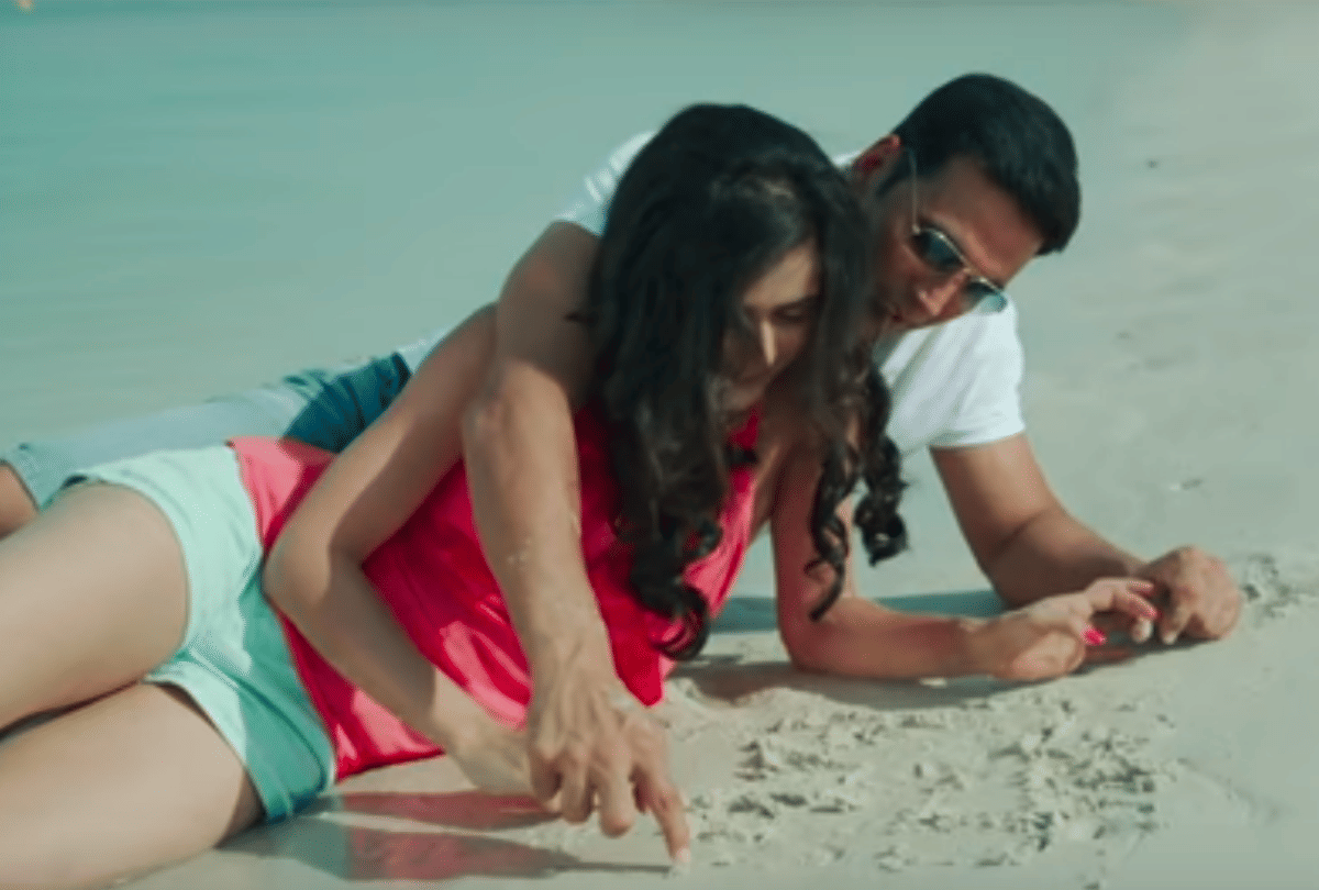 bigg boss 13 madhurima tuli romance with akshay kumar in baby film video viral