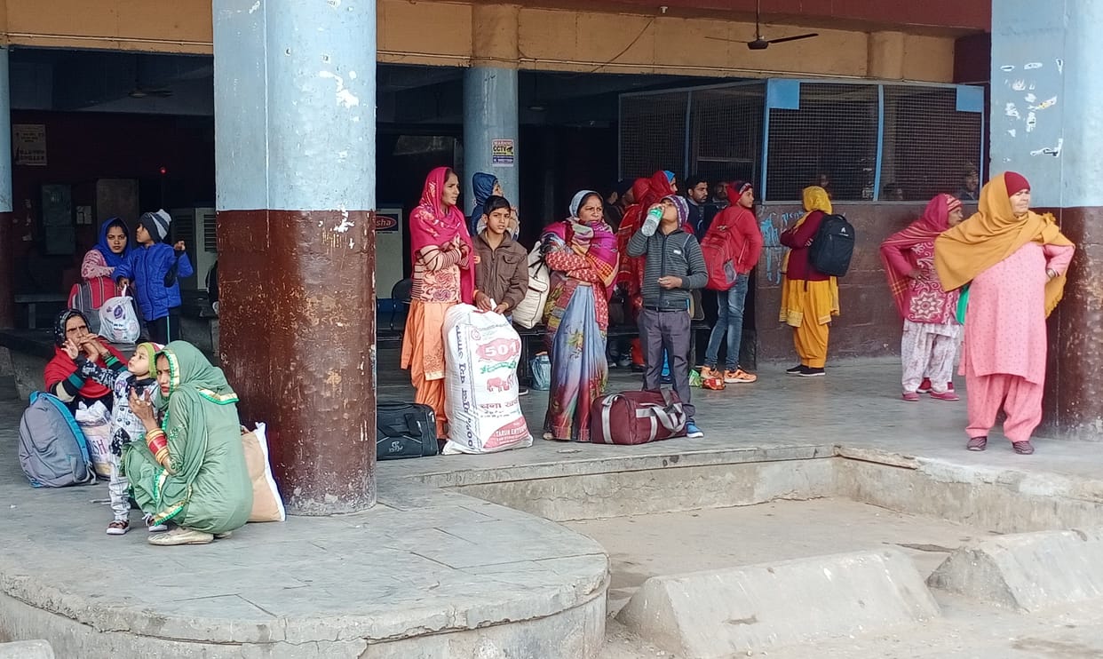 bus service, closed, passengers