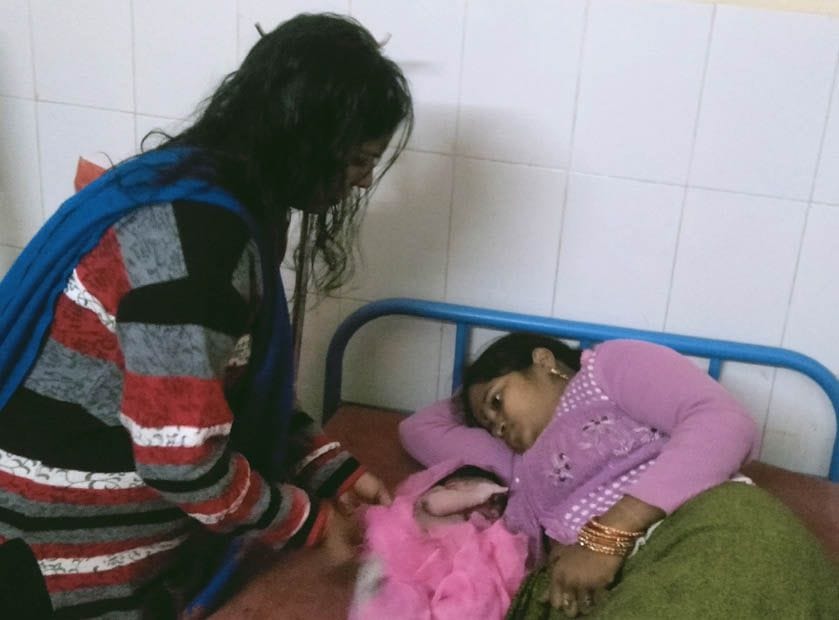 embulens mein bachche ko diya janm, staaph ke phoole haath paanv