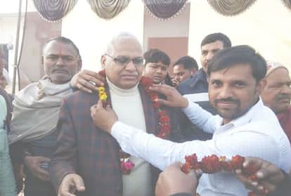 जन अधिकार पार्टी के राष्ट्रीय अध्यक्ष बाबू सिंह कुशवाह का स्वागत करते लोग