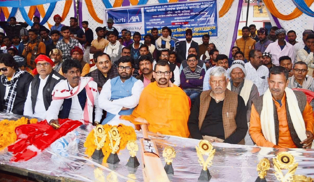 Cricket between played bhupuri actors in ballia