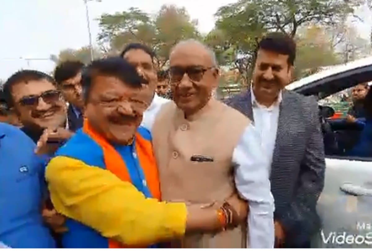 Digvijaya Singh And Kailash Vijayvargiya Video at an event in Indore