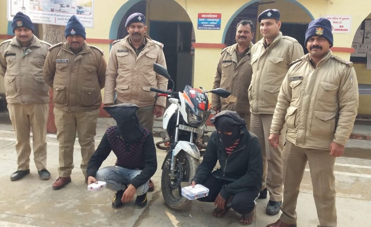 Two miscreants robbed from truck driver