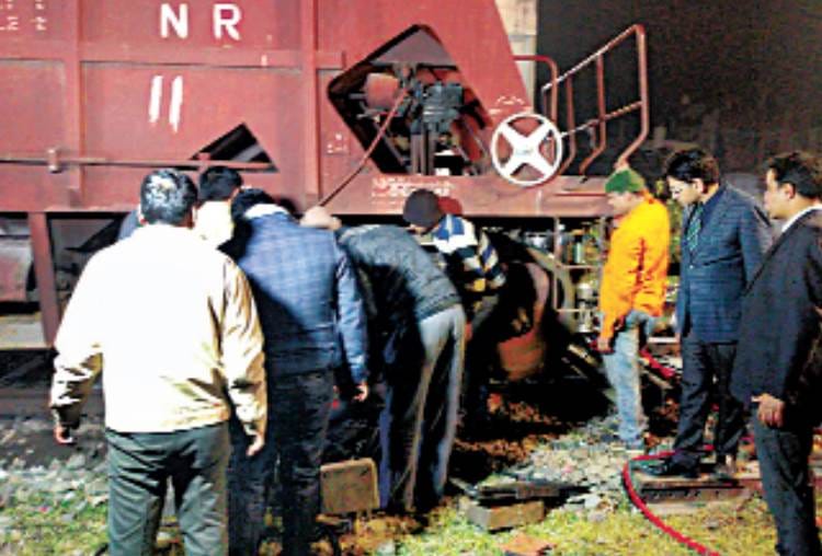 goods train derailed from track at alamnagar railway station, many trains affected