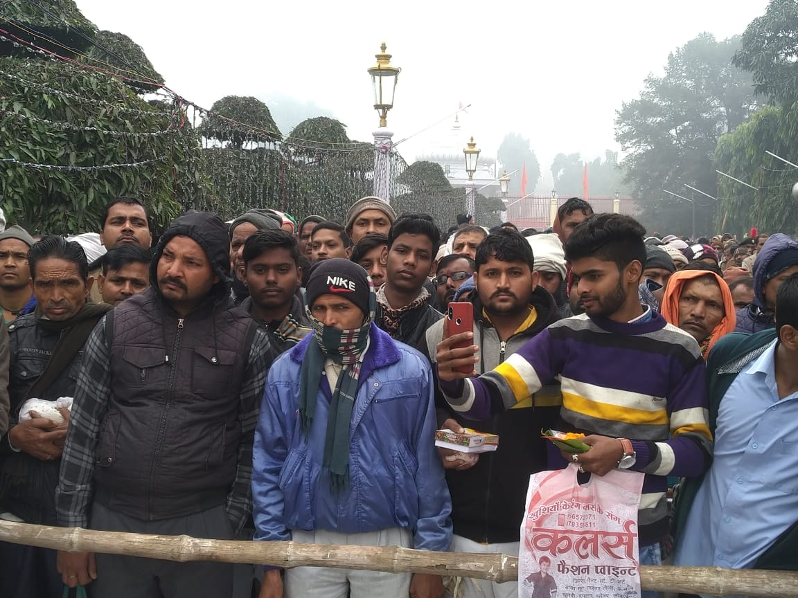khichdi mela starts gorakhnath mandir, gorakhpur, khichdi mela live pictures, mela live updates