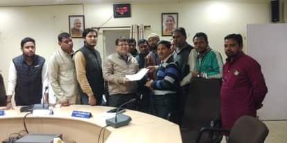 रलेक्ट्रेट में अधिकारी को ज्ञापन सौपते उ.प्र. यूथ कांग्रेस के पदाधिकारी