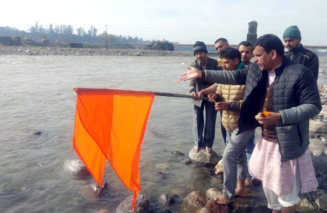 Dip of faith in Yamuna on Makar Sankranti, bowed