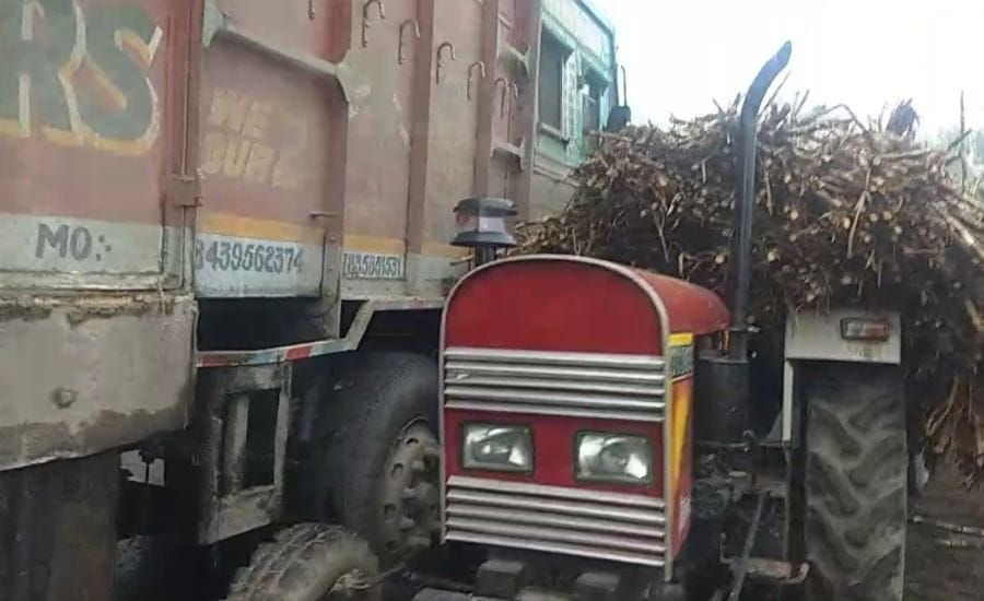 truck illusion in loaded sugarcane tractor trauli