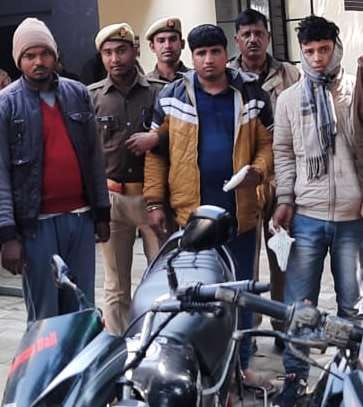 Three arrested with loot and rupees, one absconding