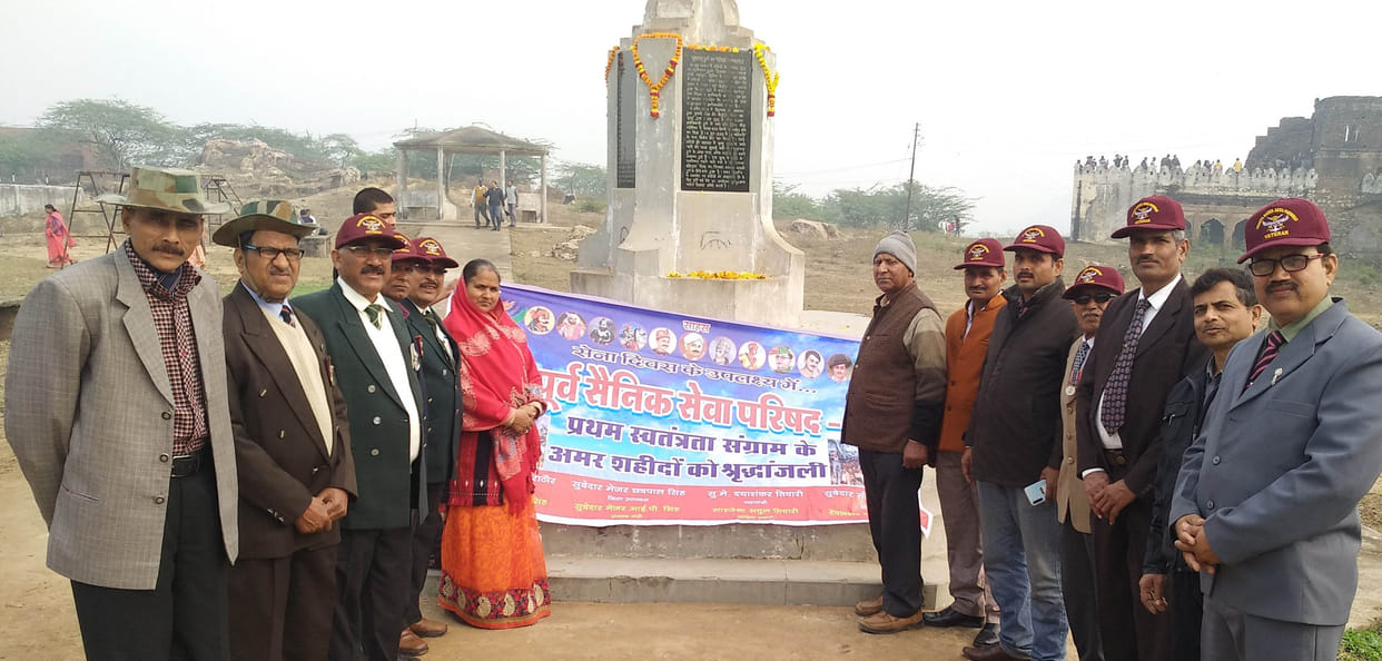 Ex-soldiers paid tribute to the martyrs