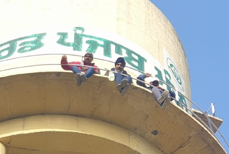 Three employees climbed on the water tank carrying with petrol