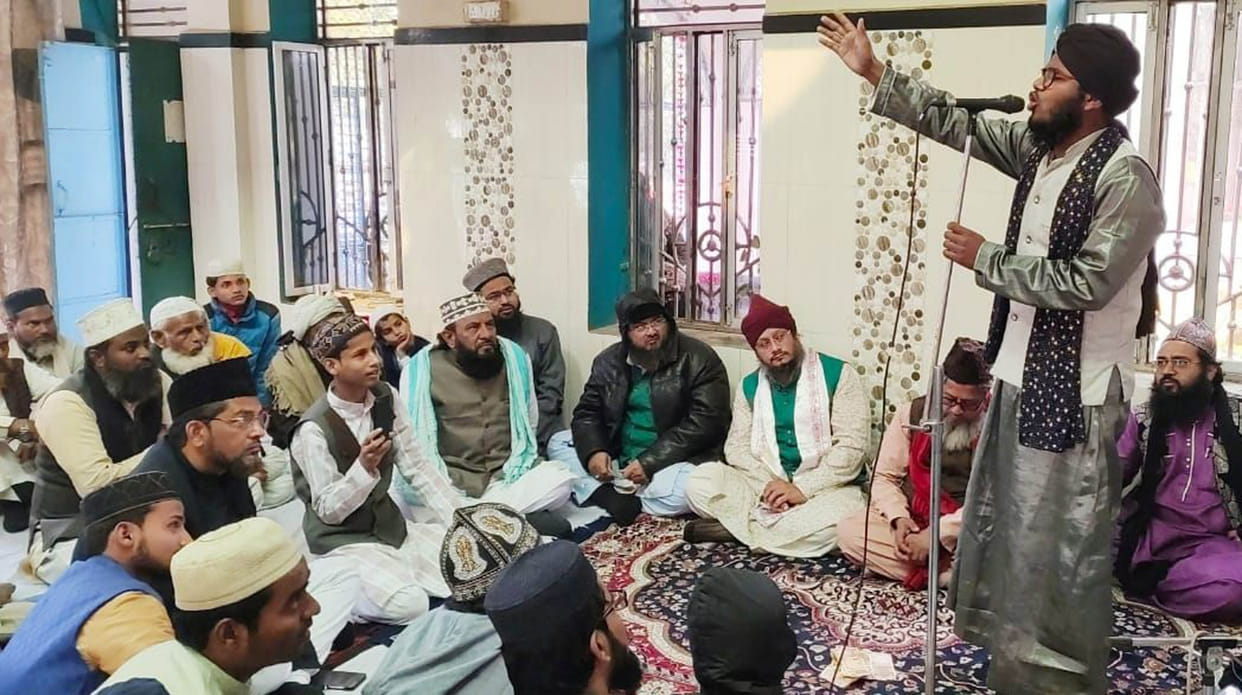 Akidat kicks big hazrat on annual Fateha