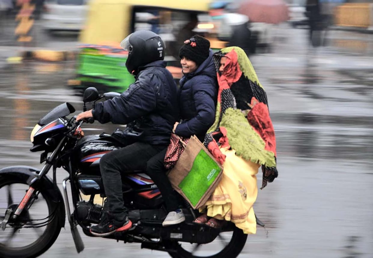 Kanpur Weather Update, No sunshine for four days, rain for the second consecutive day, people shivering due to