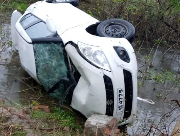 A car collided with a pole and overturned in the ravine, the driver died