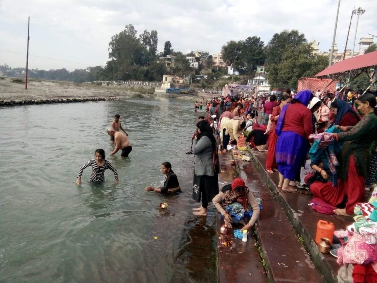 Devotees dip faith in Ganga on Makar Sankranti