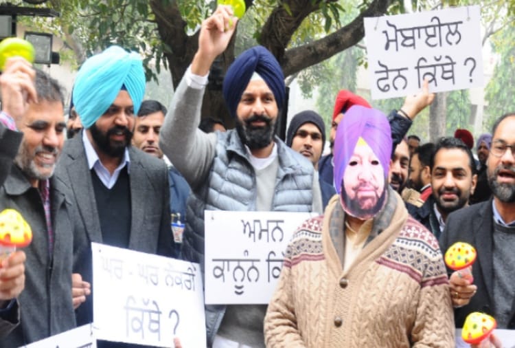 Akalis, AAP MLAs walk out of Punjab special assembly session