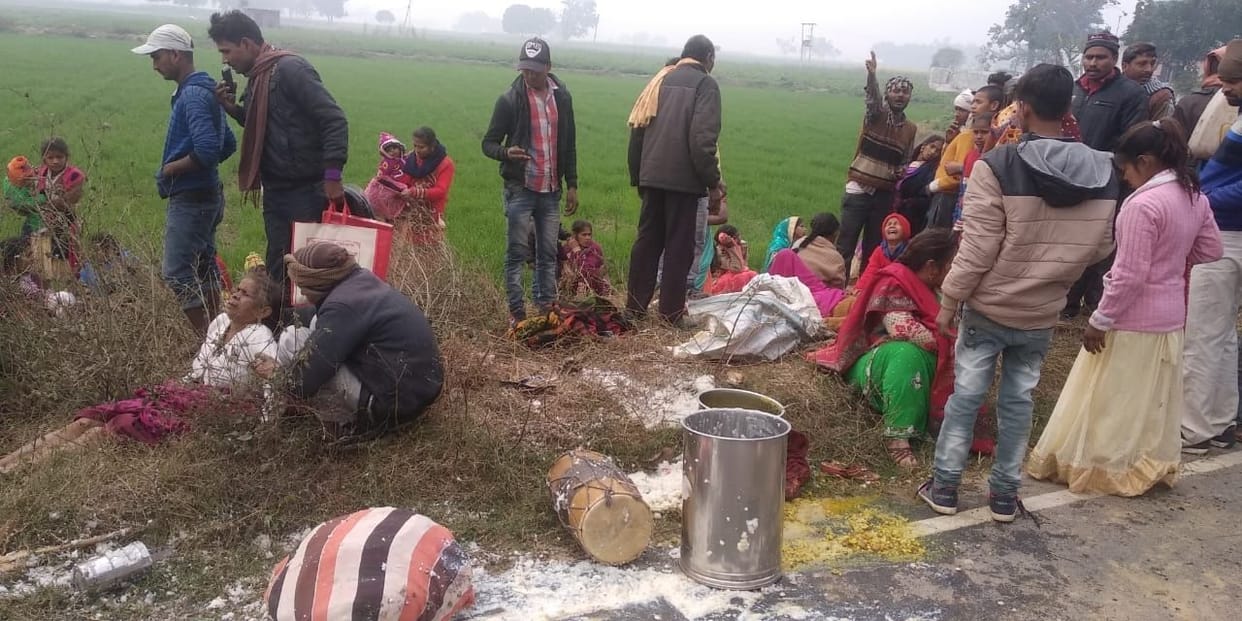 mundan sanskaar mein jaate samay traiktar-traalee palatee, 10 mahilaen ghaayal