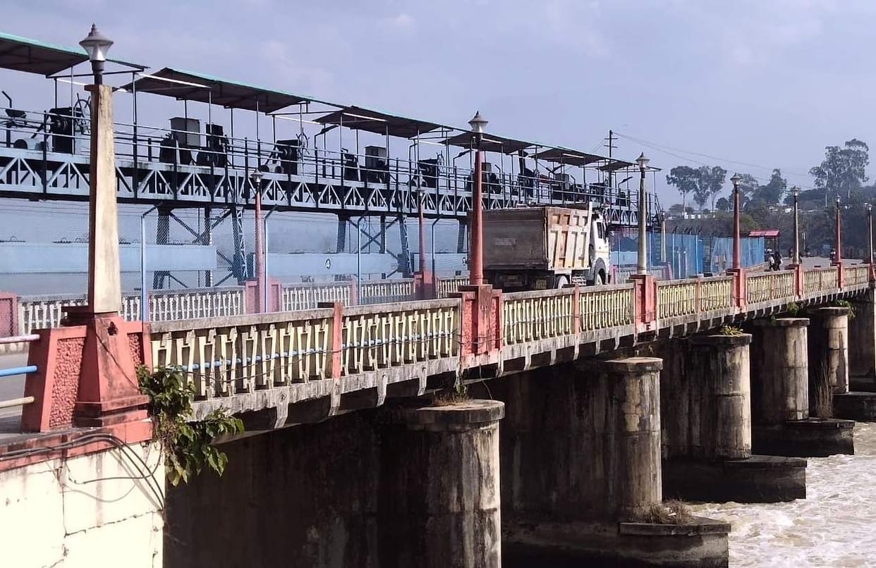Heavy vehicles threaten the head regulator bridge of the barrage