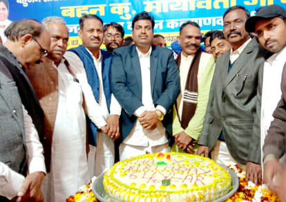 ूर्व मुख्यमंत्री मायावती के जन्मदिन पर केक काटने की तैयारी करते बसपा नेता।