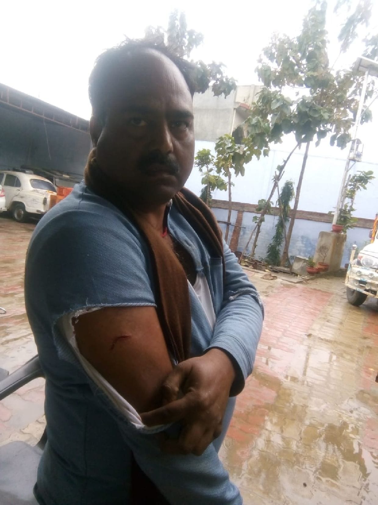 BJP leaders attacked with a knife and injured