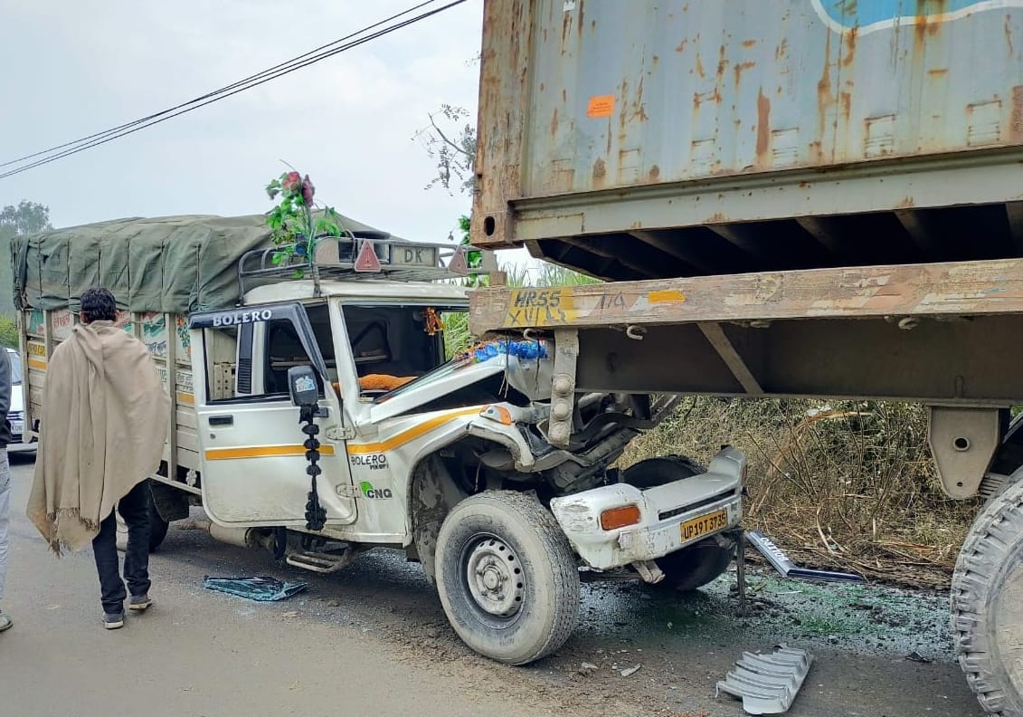 Bolero entered into a container landed on the road