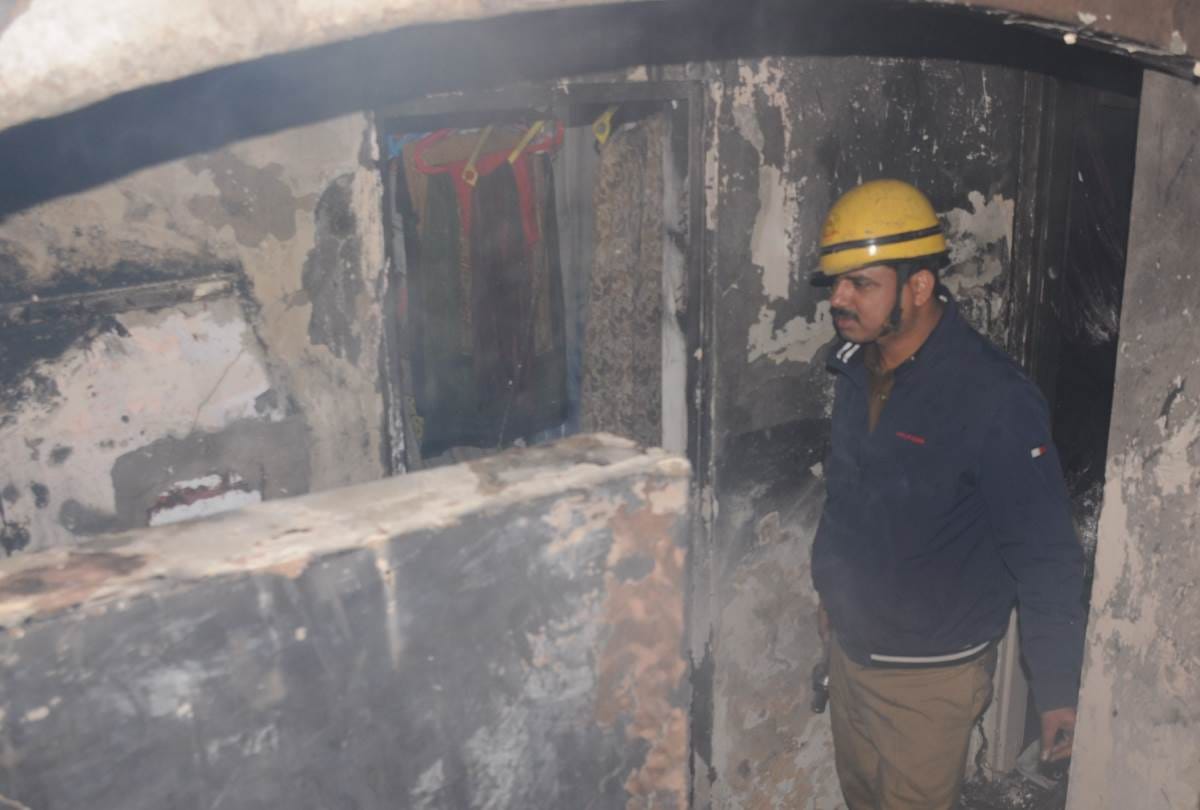 Fire broke out in A flat in Gomati Nagar.