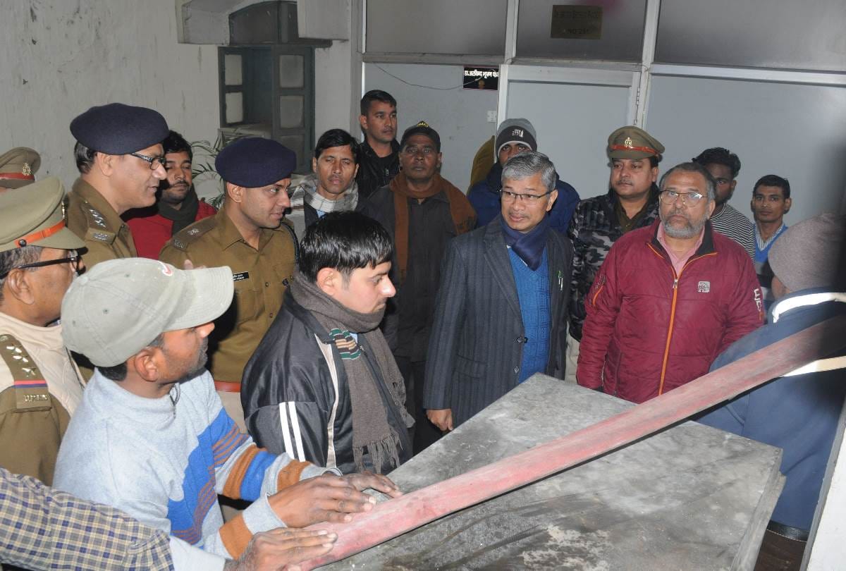 Fire broke out in A flat in Gomati Nagar.